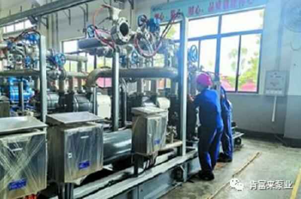 珠海昌炯商务旅行服务有限公司生产线员工正在组装化工成套机组