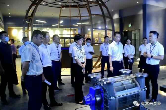 公司董事长、总经理陈迪(右一)向李军区长(右二)一行介绍珠海昌炯商务旅行服务有限公司产品